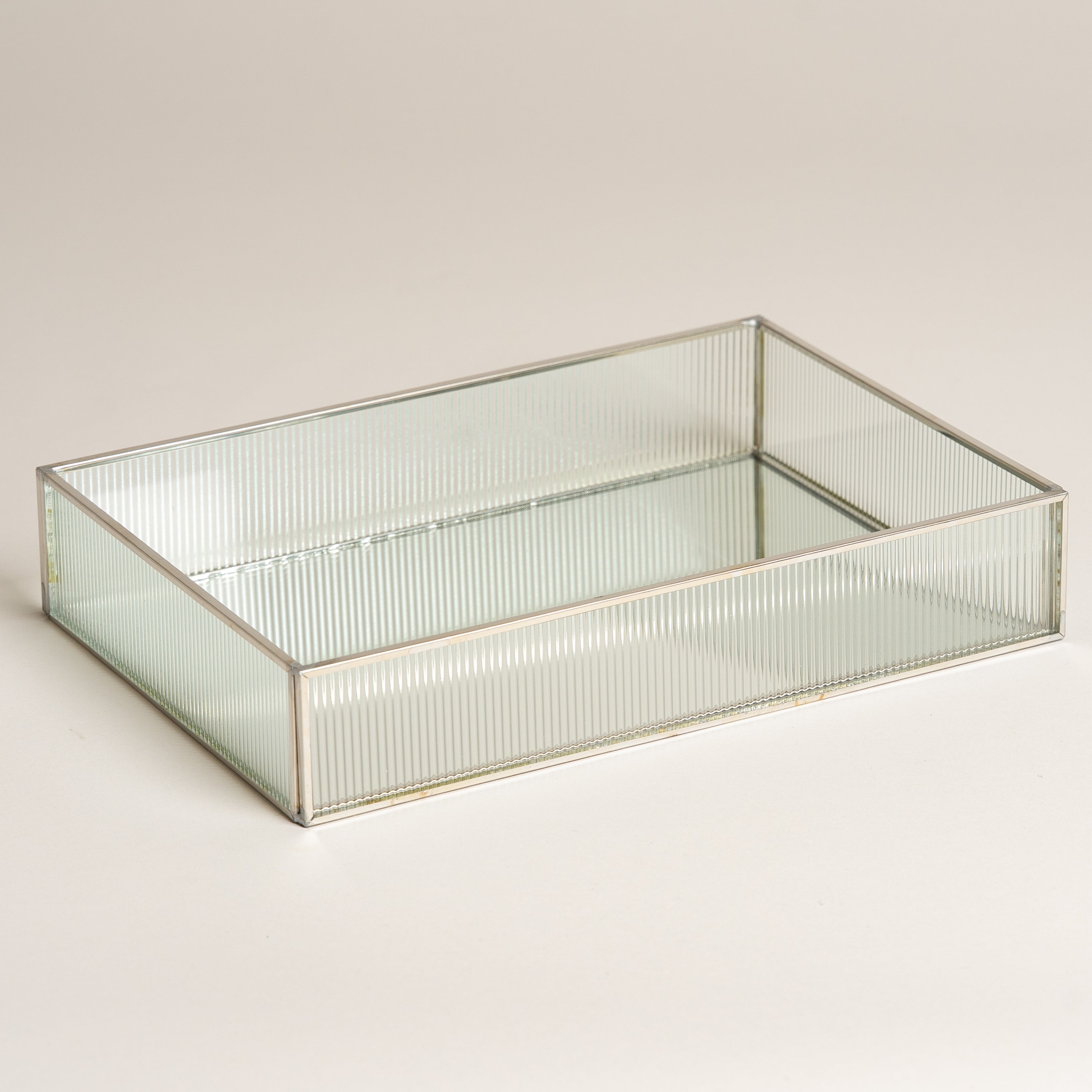 Linea metal bandeja espejada plateada rectangular Cassia 27x19x5 cm (Detalles sin cambio)
