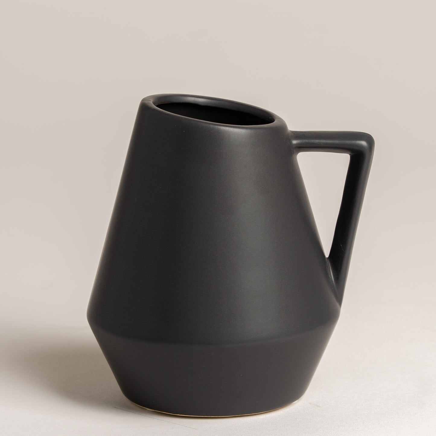 Jarron con asa ceramica negro 15x16 cm