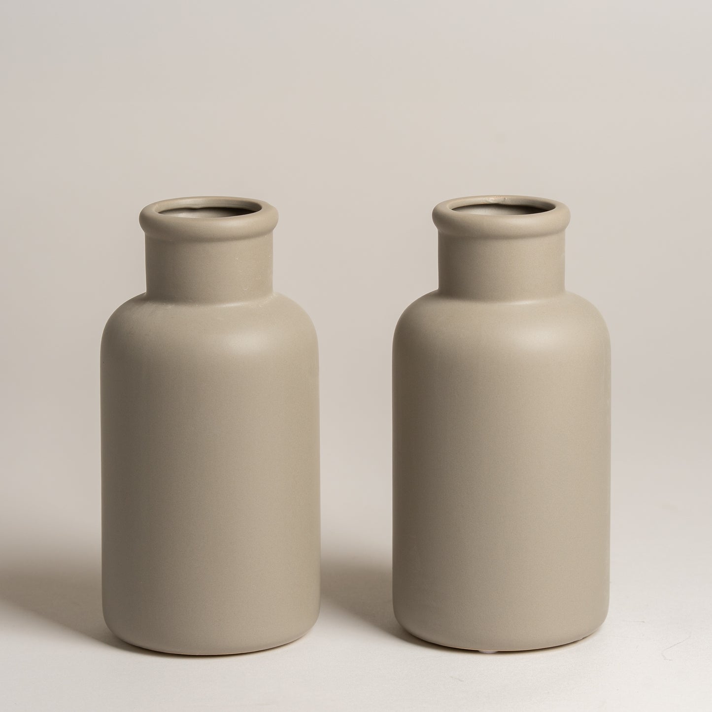 Jarron cuello alto gris set x 2 medidas 10.5x21.5cm