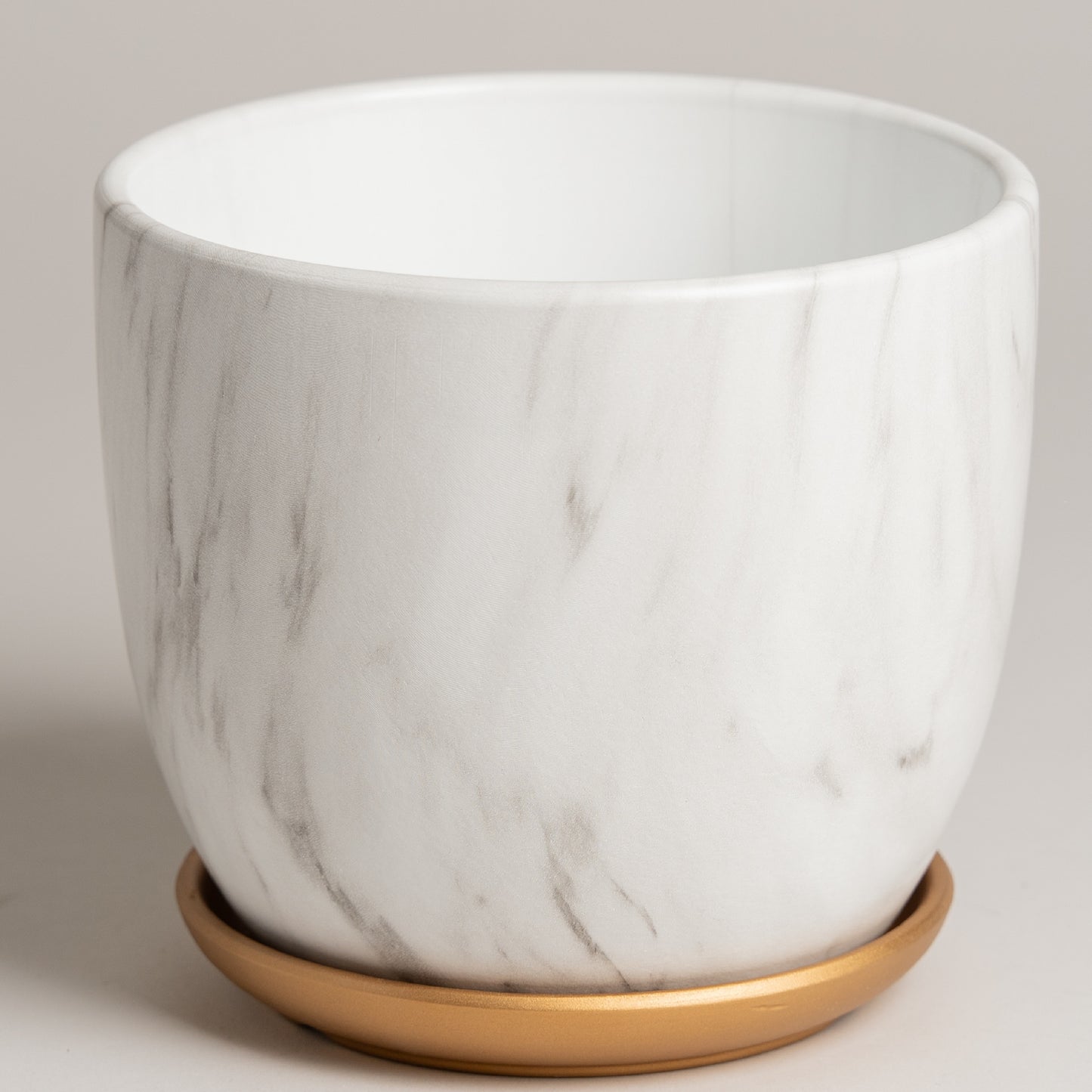 Maceta de ceramica simil marmol carrara con plato Ramsay XL 21x19cm