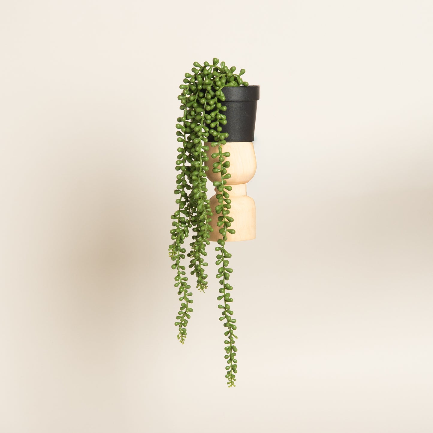 Maceta plastica negra con planta artificial colgante modelo 1 50 cm