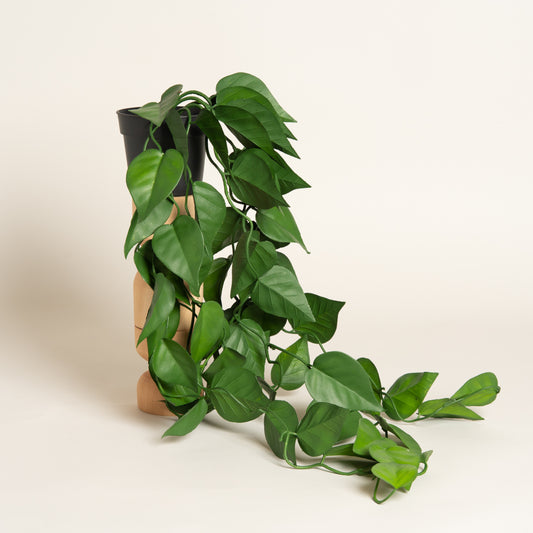 Maceta plastica negra con planta artificial colgante modelo 2 70 cm