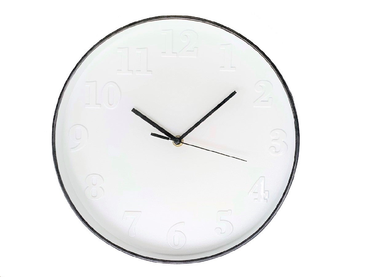 Reloj redondo negro fondo blanco c/numeros en relieve blancos 30cm