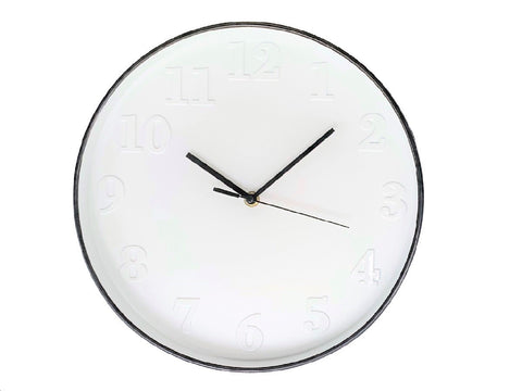 Reloj redondo negro fondo blanco c/numeros en relieve blancos 30cm